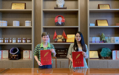 祝賀江西撫州市潘女士成功簽約翌芙萊加盟商！